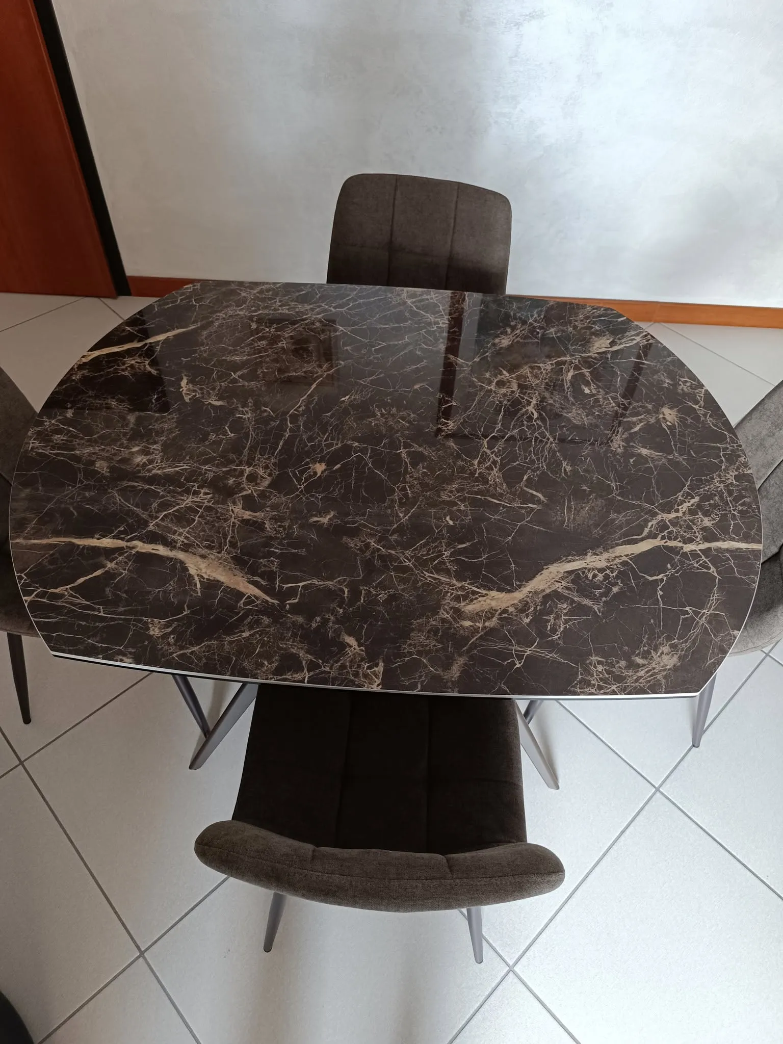 Tavolo allungabile effetto marmo