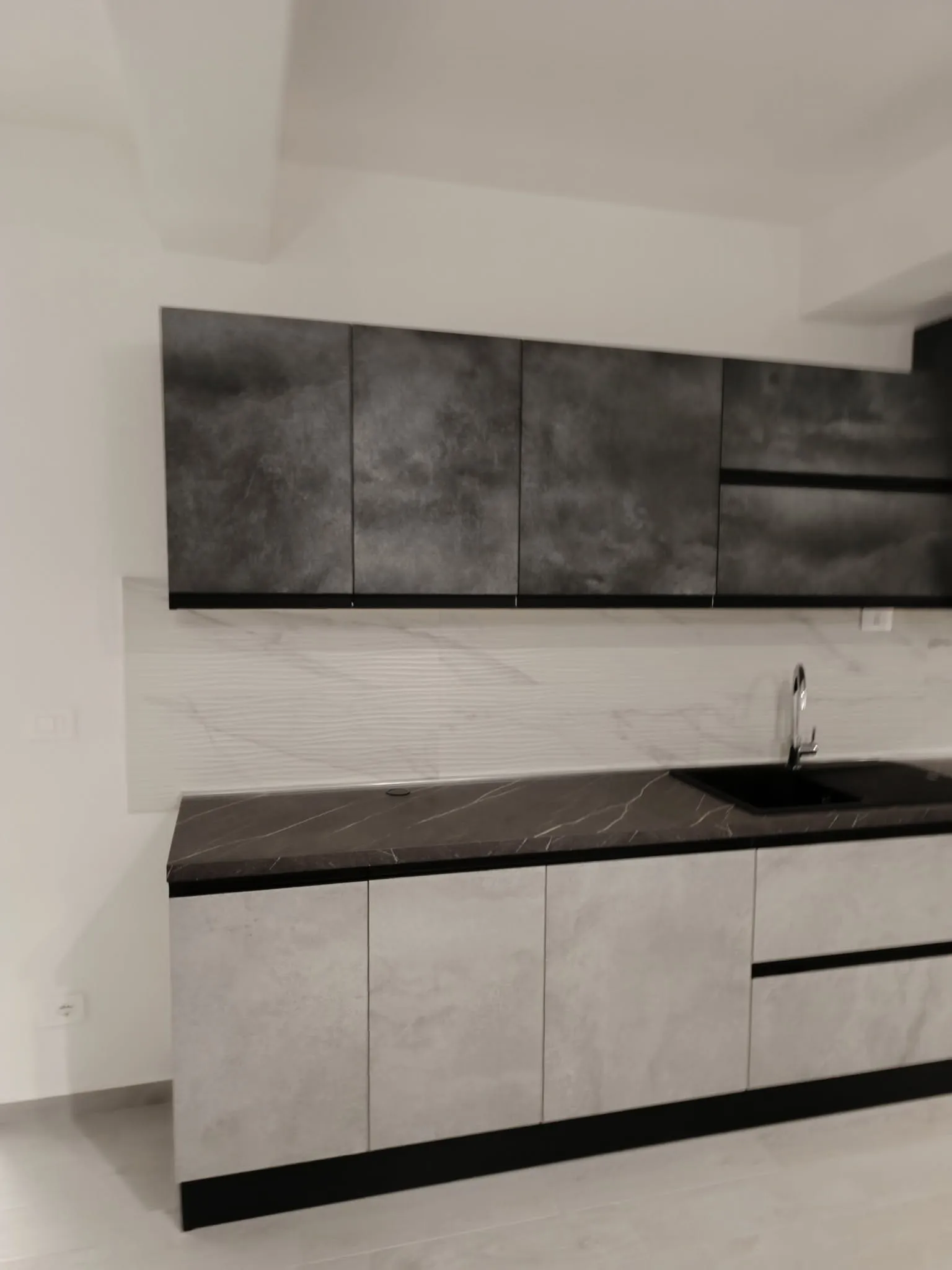 Cucina angolare bicolore effetto pietra