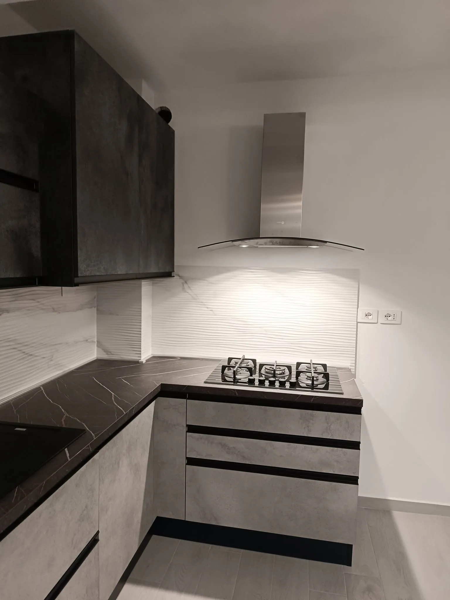 Cucina angolare bicolore effetto pietra