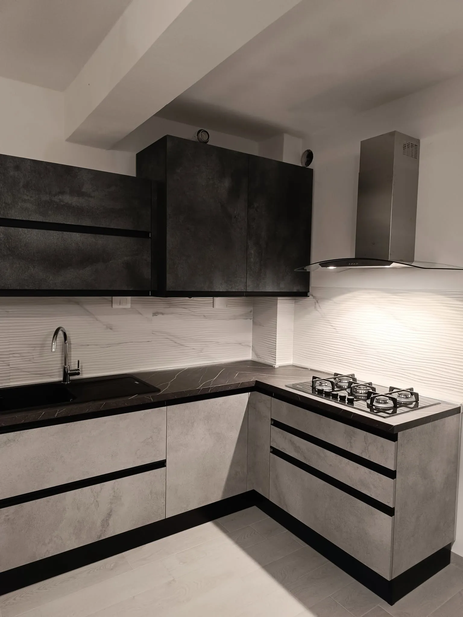 Cucina angolare bicolore effetto pietra