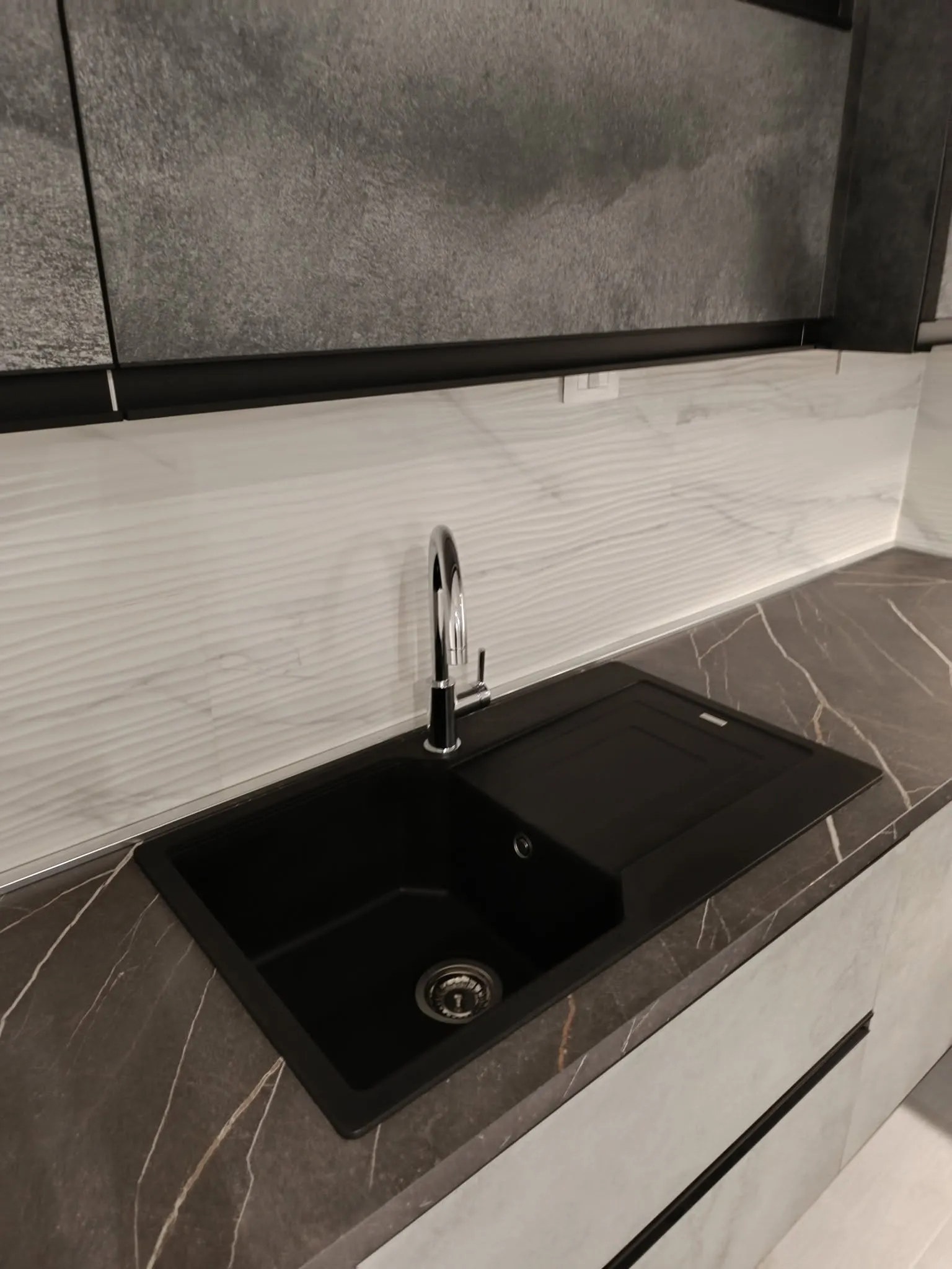 Cucina angolare bicolore effetto pietra