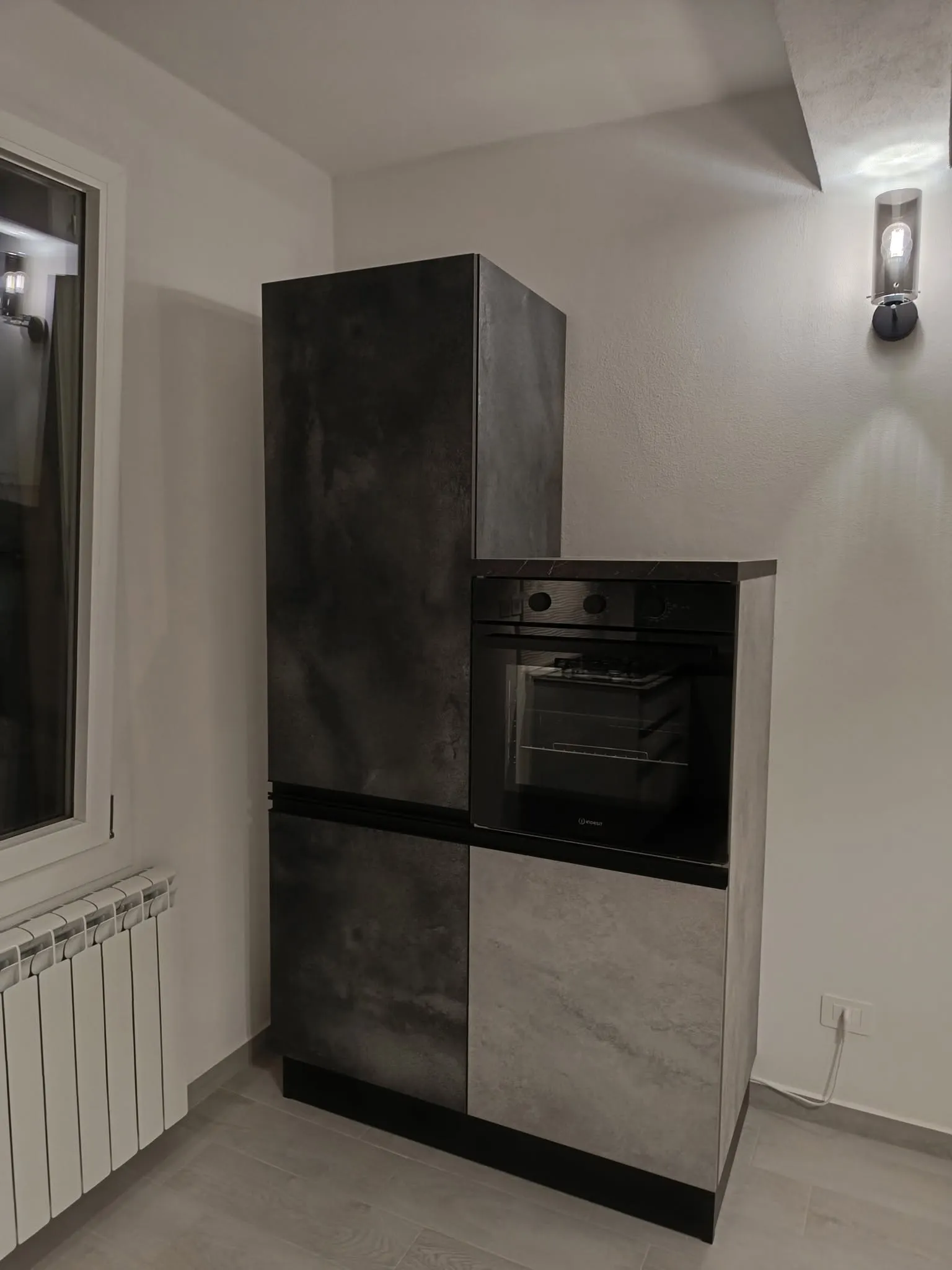 Cucina angolare bicolore effetto pietra