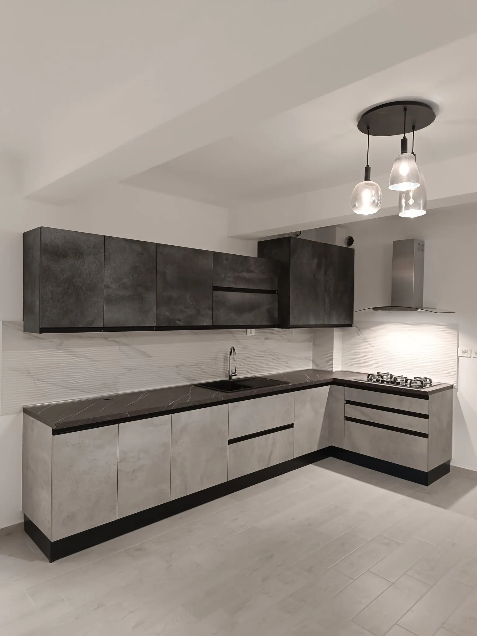 Cucina angolare bicolore effetto pietra
