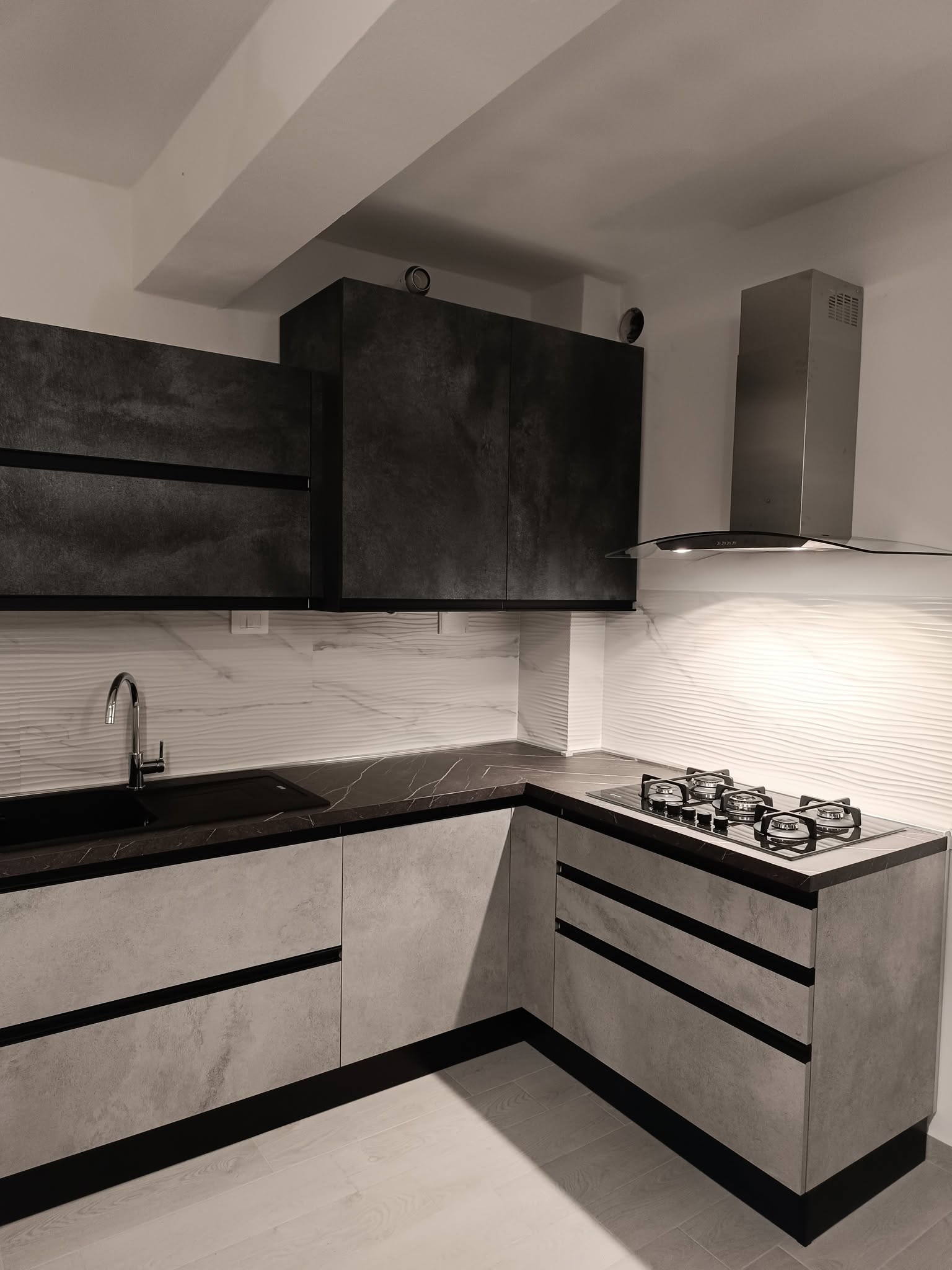 Cucina angolare bicolore effetto pietra