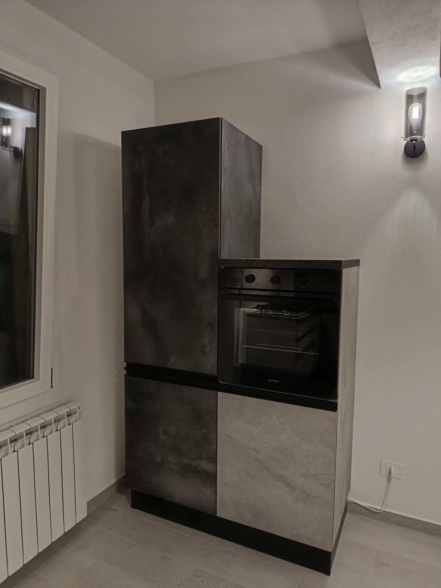 Cucina angolare bicolore effetto pietra