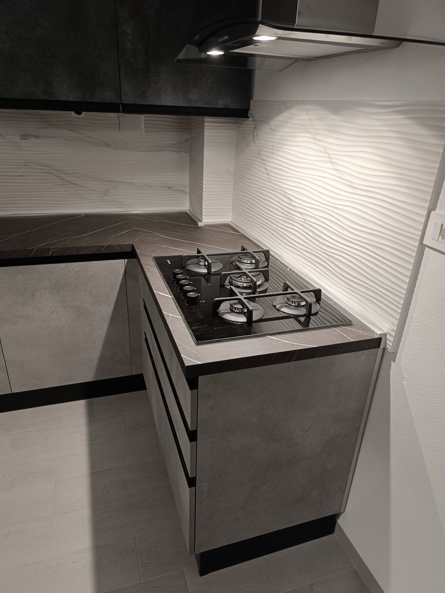 Cucina angolare bicolore effetto pietra