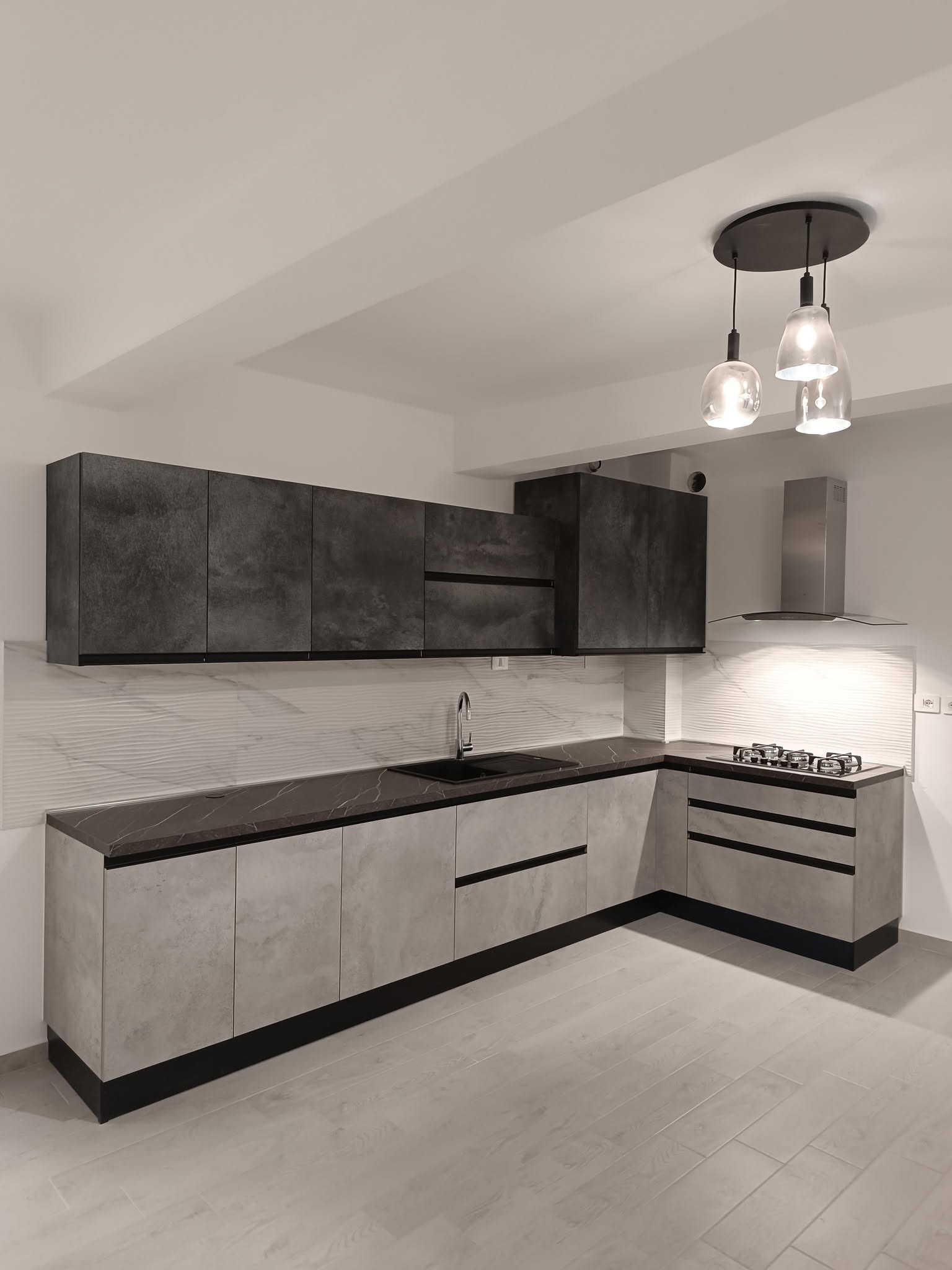 Cucina angolare bicolore effetto pietra