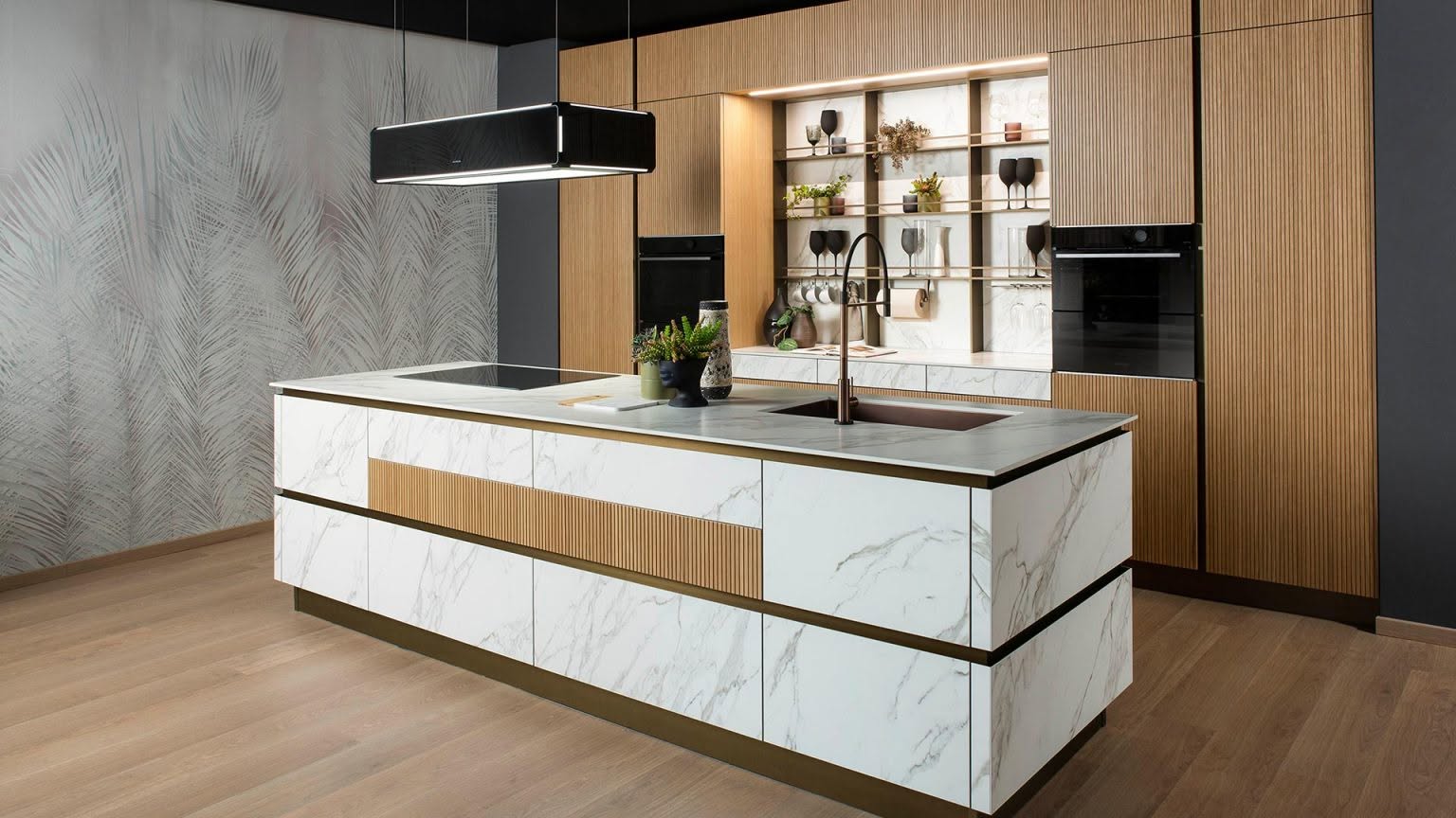 Cucina bianca effetto marmo con isola