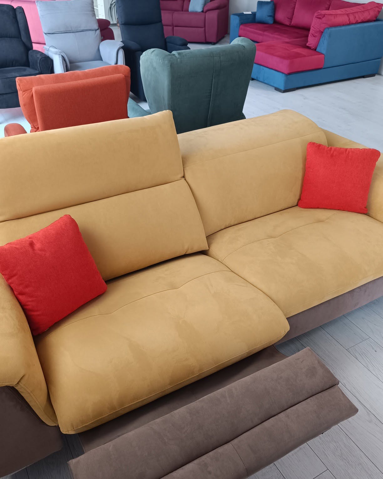 Divano relax giallo senape